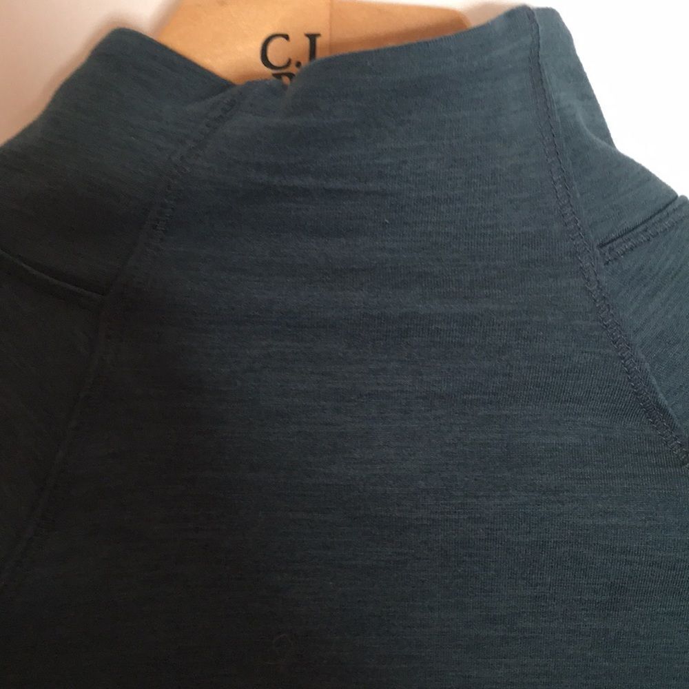 Layer8 Athletic Long Sleeve Base Layer Qwickdry Top Size Small w/ Thumb Holes - Picture 7 of 15